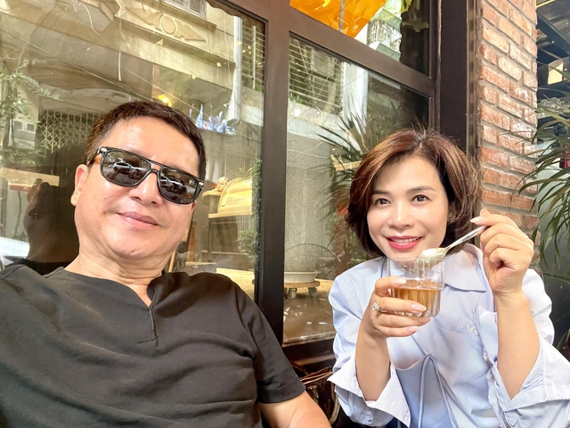 Cuộc sống vui tươi của NSƯT Chí Trung bên bạn gái Á hậu: Đi đâu cũng có nhau, vừa đón tin vui ở tuổi 63 - Ảnh 2.