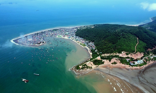 Xã đảo được ví như bàn tay khổng lồ trên biển, có nhiều điểm du lịch đẹp hoang sơ, cách Hà Nội hơn 200km - Ảnh 1.
