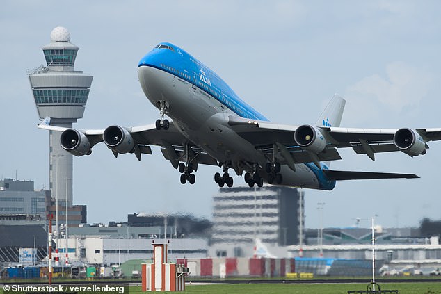 Kinh hoàng: Nhân viên bị hút vào trong động cơ máy bay Boeing và tử vong thương tâm   - Ảnh 2.