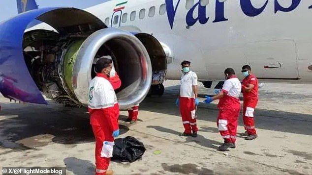 Kinh hoàng: Nhân viên bị hút vào trong động cơ máy bay Boeing và tử vong thương tâm   - Ảnh 1.