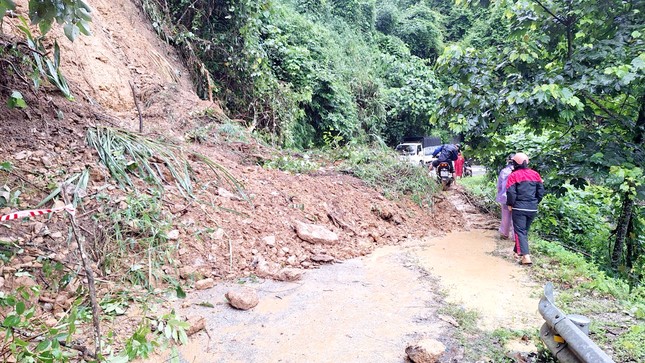 Hà Giang mưa sầm sập từ đêm tới sáng, bùn đất vùi lấp nhà dân - Ảnh 4.