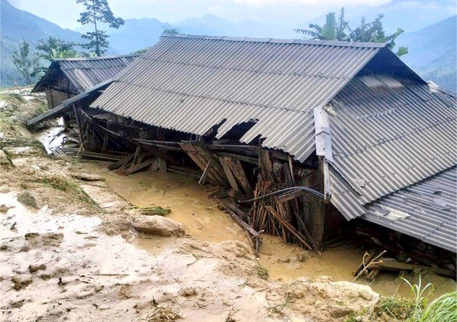 Hà Giang mưa sầm sập từ đêm tới sáng, bùn đất vùi lấp nhà dân - Ảnh 3.