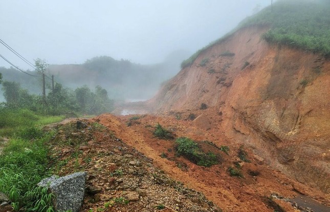 Hà Giang mưa sầm sập từ đêm tới sáng, bùn đất vùi lấp nhà dân - Ảnh 2.