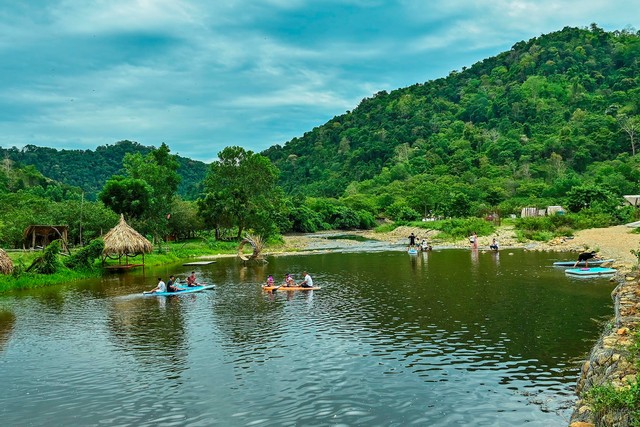 Phát hiện con suối bên thảo nguyên đẹp như nước ngoài: Cách TP.HCM chỉ vài giờ, cực thích hợp cho mùa hè - Ảnh 3.