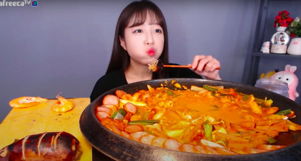 Thánh mukbang Tzuyang bất ngờ tiết lộ bị bạn trai cũ hành hung suốt 4 năm khiến dân mạng phẫn nộ - Ảnh 4.