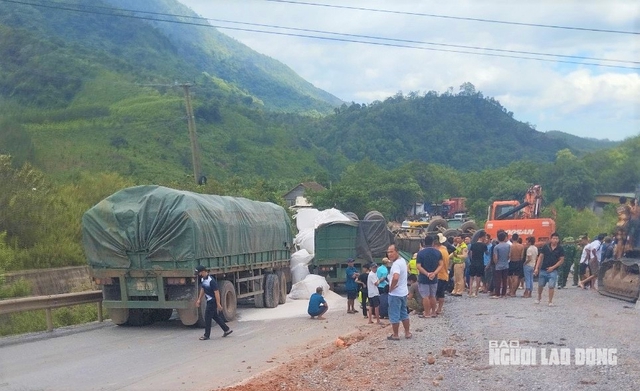 Xe đầu kéo gây tai nạn liên hoàn ở Quảng Bình, tài xế tử vong - Ảnh 1.