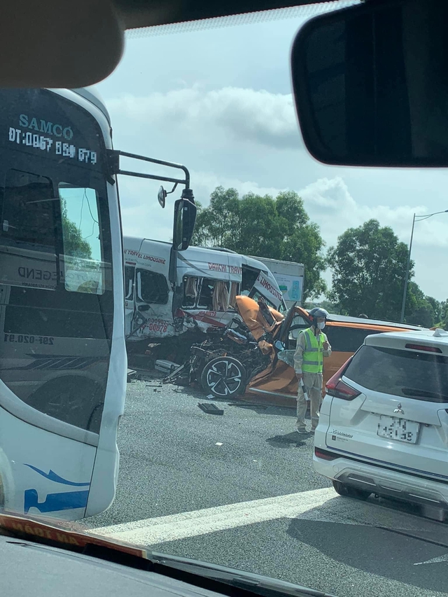 Ba ô tô tông liên hoàn trên cao tốc Hà Nội - Hải Phòng: 2 người chết, nhiều người bị văng xuống đường - Ảnh 3.