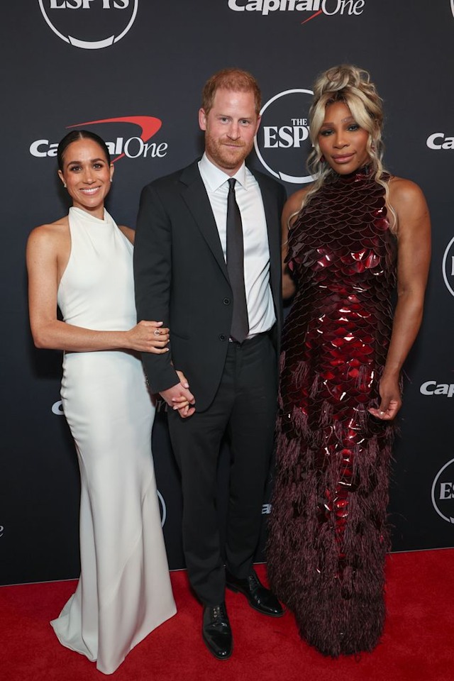 Tennis queen Serena Williams openly mocks Harry and Meghan on the prestigious award stage - Photo 2.