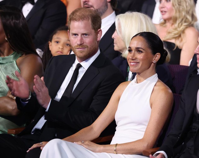 Meghan xuất hiện sang trọng khi đồng hành cùng Harry tại giải thưởng danh giá - Ảnh 3.