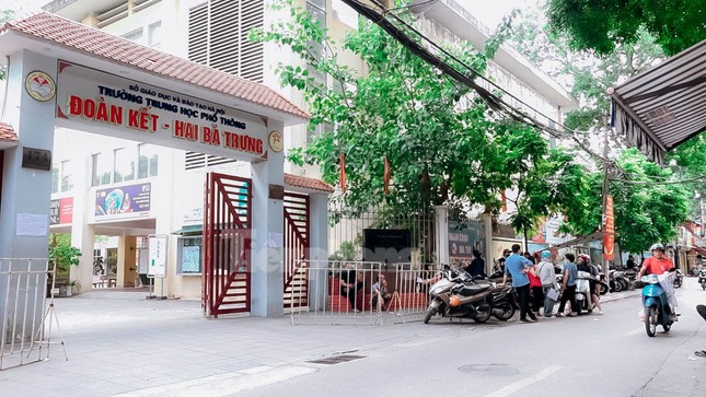 Phụ huynh đội nắng ngóng thông tin tuyển nguyện vọng tràn lớp 10 - Ảnh 2.