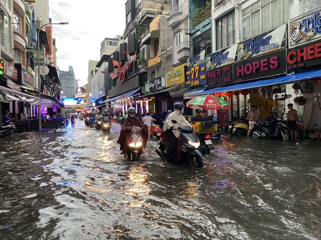 Nhiều quận, huyện ở TPHCM đón mưa rất lớn vào cuối tuần - Ảnh 1.