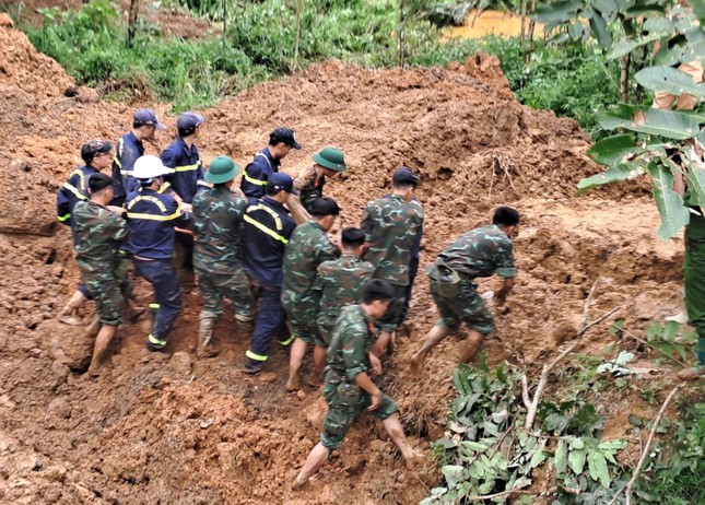 Th&ecirc;m 3 nạn nh&acirc;n tử vong trong vụ lở đất v&ugrave;i lấp xe kh&aacute;ch ở H&agrave; Giang - Ảnh 1.
