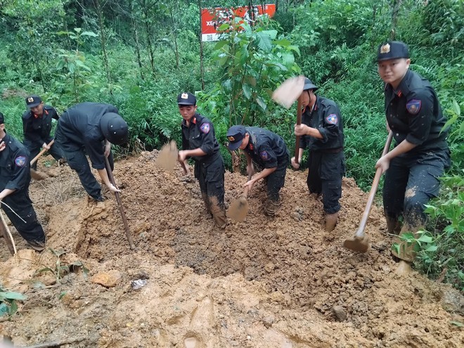 Cảnh sát cứu hộ vụ sạt lở ở Hà Giang: Trái tim dừng một nhịp trước thi thể nạn nhân phủ đầy bùn đất - Ảnh 7.