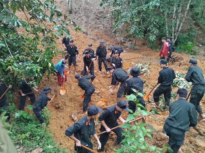 Cảnh sát cứu hộ vụ sạt lở ở Hà Giang: Trái tim dừng một nhịp trước thi thể nạn nhân phủ đầy bùn đất - Ảnh 6.