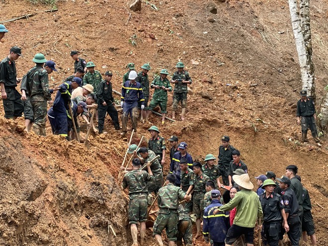 Cảnh sát cứu hộ vụ sạt lở ở Hà Giang: Trái tim dừng một nhịp trước thi thể nạn nhân phủ đầy bùn đất - Ảnh 5.