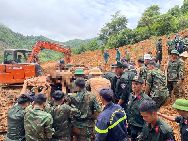 Cảnh sát cứu hộ vụ sạt lở ở Hà Giang: Trái tim dừng một nhịp trước thi thể nạn nhân phủ đầy bùn đất - Ảnh 4.