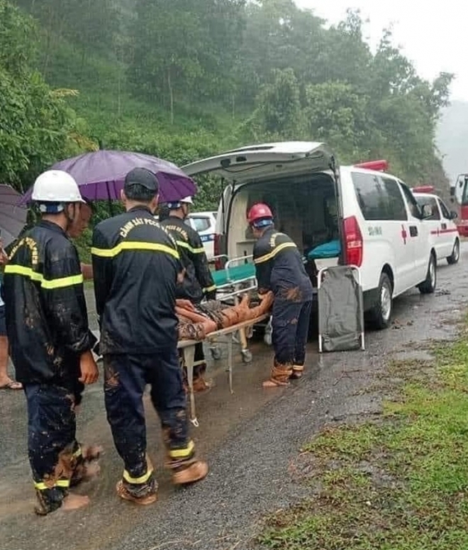 Cảnh sát cứu hộ vụ sạt lở ở Hà Giang: Trái tim dừng một nhịp trước thi thể nạn nhân phủ đầy bùn đất - Ảnh 1.