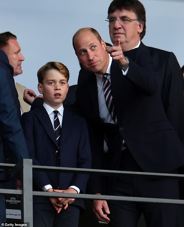 Couldn't be cuter: Britain's little prince and Prince William take the spotlight in the stands of the Euro 2024 final - Photo 6.