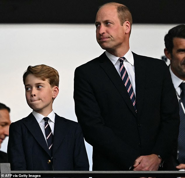 Couldn't be cuter: Britain's little prince and Prince William take the spotlight in the stands of the Euro 2024 final - Photo 5.