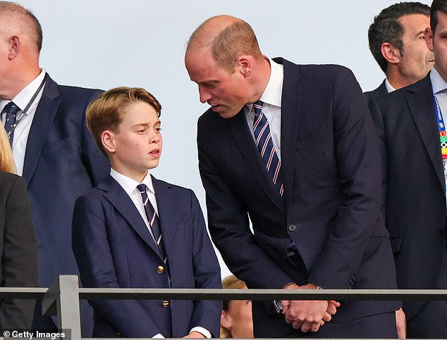 Couldn't be cuter: Britain's little prince and Prince William take the spotlight in the Euro 2024 final stands - Photo 3.