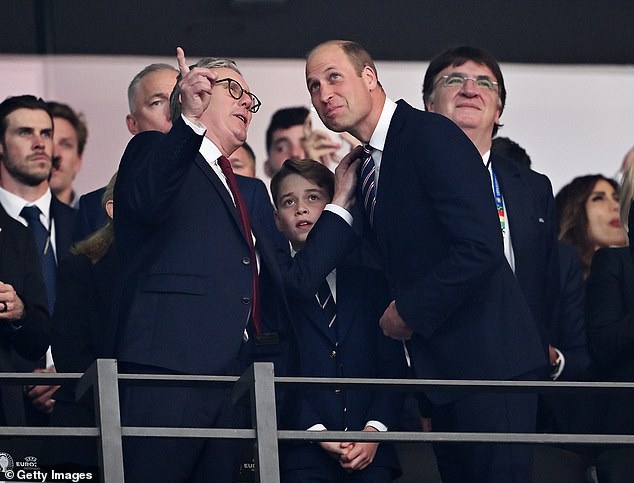 Couldn't be cuter: Britain's little prince and Prince William take the spotlight in the stands of the Euro 2024 final - Photo 4.