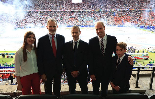 Couldn't be cuter: Britain's little prince and Prince William take the spotlight in the stands of the Euro 2024 final - Photo 7.