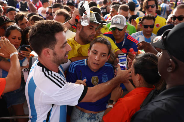 Trực tiếp chung kết Copa 2024 Argentina - Colombia: CĐV quá khích tràn vào sân, trận đấu có thể bị hoãn - Ảnh 2.