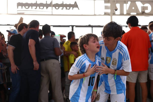 Trực tiếp chung kết Copa 2024 Argentina - Colombia: Fan bị nhốt ngoài sân, khóc ròng vì không được xem Messi - Ảnh 2.