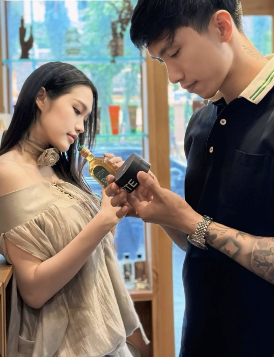 Hot mom Doãn Hải My cùng Đoàn Văn Hậu trốn con đi shopping, bất ngờ bị dân mạng chê xa cách bố mẹ chồng, sự thật thế nào? - Ảnh 4.