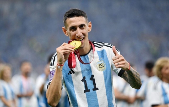 Di Maria khóc khi nhận quà tạm biệt đội tuyển Argentina từ Messi - Ảnh 3.