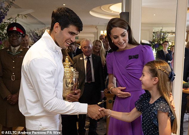 Revealing the extremely cute moment of Princess Kate with Little Princess Charlotte in her latest appearance at Wimbledon - Photo 5.