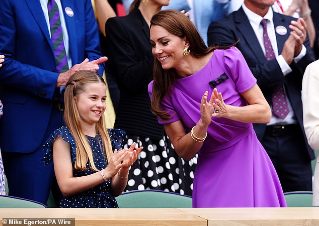 Revealing about Princess Kate's extremely cute moment with Little Princess Charlotte in her latest appearance at Wimbledon - Photo 3.