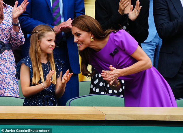 Revealing the extremely cute moment of Princess Kate with Little Princess Charlotte in her latest appearance at Wimbledon - Photo 2.