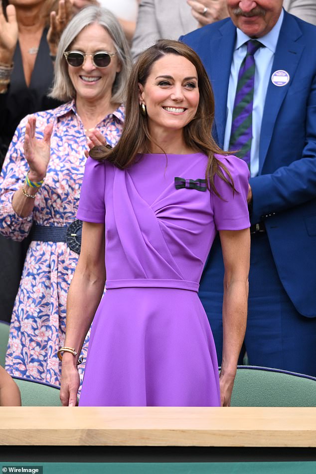 Revealing the extremely cute moment of Princess Kate with Little Princess Charlotte in her latest appearance at Wimbledon - Photo 1.