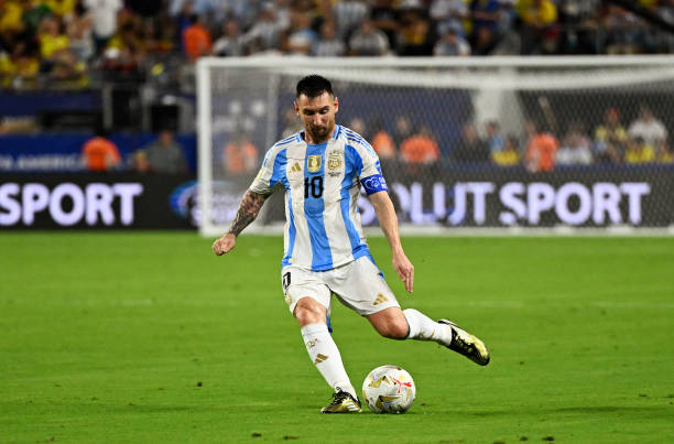 Trực tiếp chung kết Copa 2024 Argentina - Colombia: Messi bị bẻ cổ chân kinh hoàng, ôm mặt đau đớn - Ảnh 1.