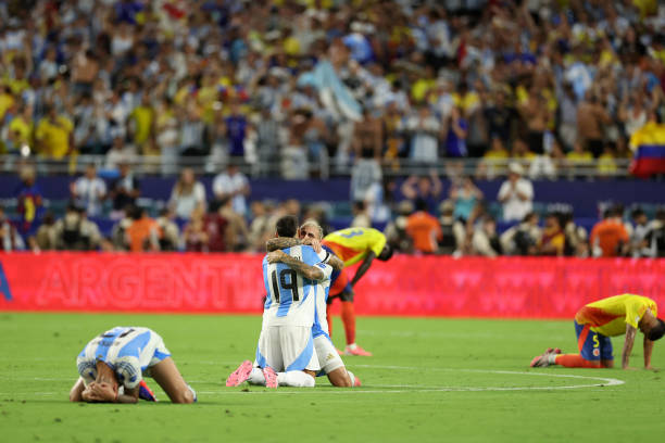 The moment Lionel Messi smiled in victory, Argentina players hugged each other emotionally when winning Copa America 2024 - Photo 10.