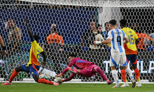 Trực tiếp chung kết Copa 2024 Argentina - Colombia: Messi khóc rời sân sớm, hai đội đá hiệp phụ - Ảnh 1.