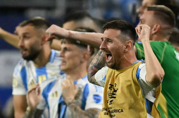 Khoảnh khắc Lionel Messi nở nụ cười chiến thắng, cầu thủ Argentina ôm nhau xúc động khi vô địch Copa America 2024 - Ảnh 3.