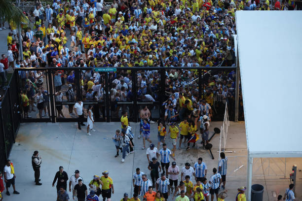 Trực tiếp chung kết Copa 2024 Argentina - Colombia: CĐV quá khích khiến trận đấu bị hoãn ít nhất 30 phút - Ảnh 1.