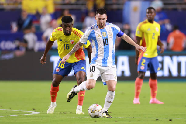 Trực tiếp chung kết Copa 2024 Argentina - Colombia: Đối thủ chơi như rồng như hổ, Messi gặp khó - Ảnh 1.