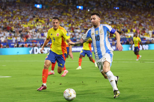 Trực tiếp chung kết Copa 2024 Argentina - Colombia: Messi bị bẻ cổ chân kinh hoàng, ôm mặt đau đớn - Ảnh 1.