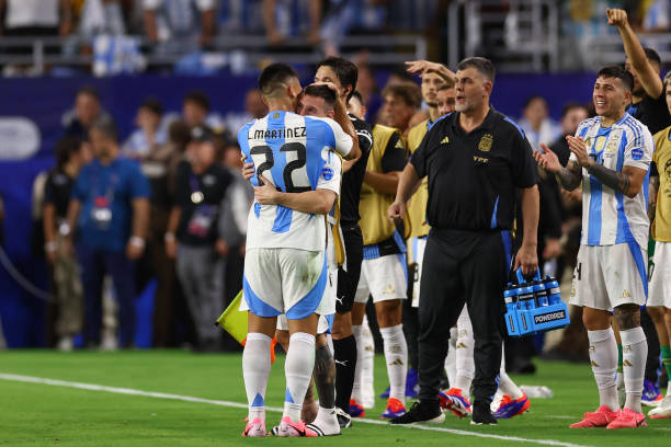 The moment Lionel Messi smiled in victory, Argentina players hugged each other emotionally when winning Copa America 2024 - Photo 9.