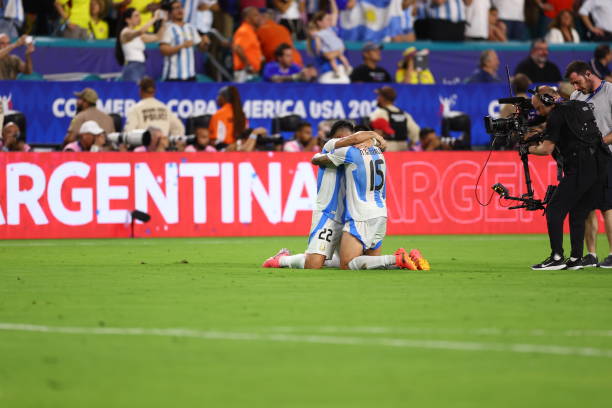 The moment Lionel Messi smiled in victory, Argentina players hugged each other emotionally when winning Copa America 2024 - Photo 8.