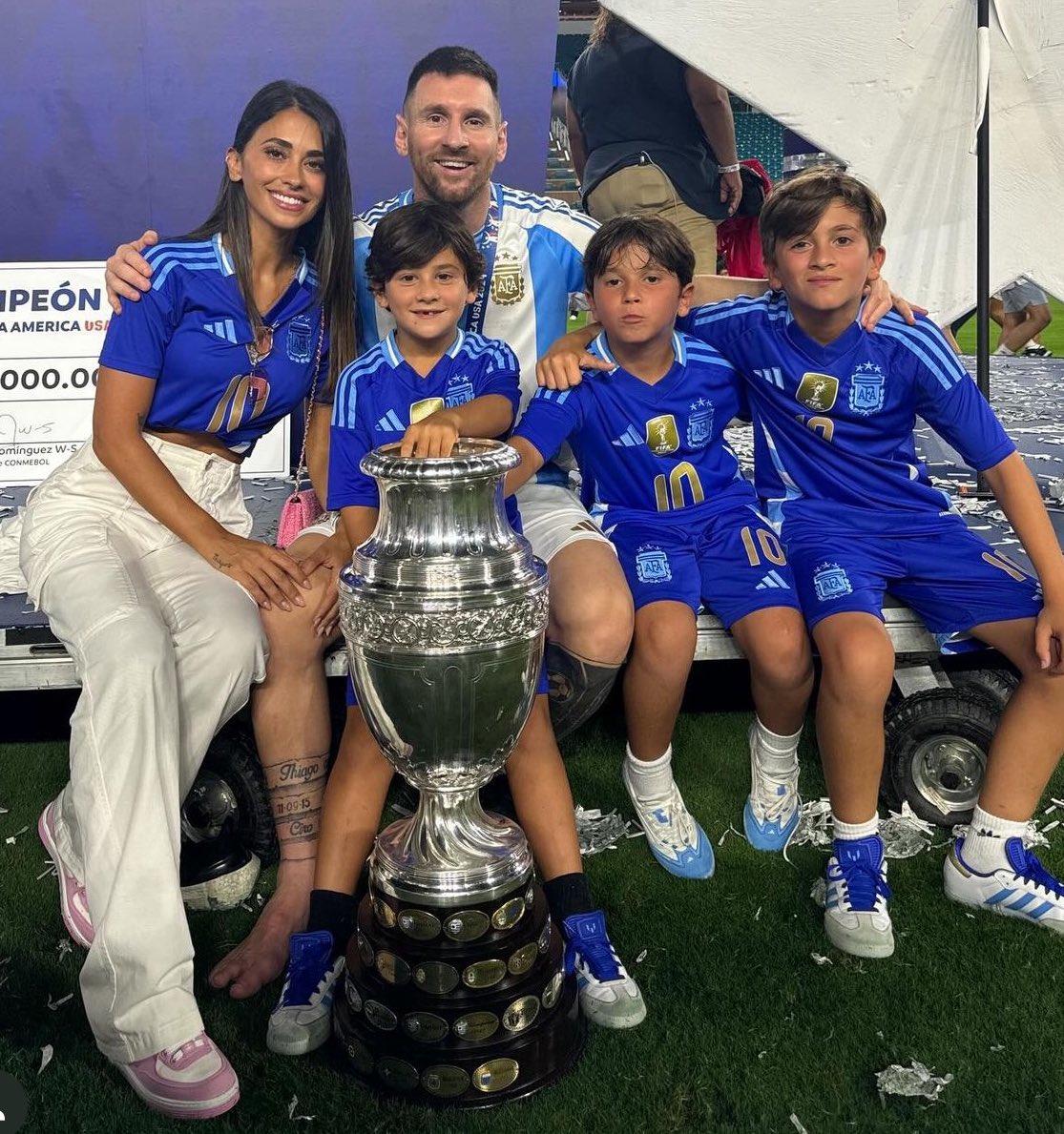 Messi khoá môi bà xã Antonella đầy ngọt ngào, cùng 3 quý tử được dàn vệ sĩ hùng hậu bảo vệ rời đi sau chức vô địch Copa America - Ảnh 4.