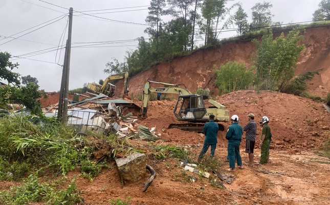 Mưa lớn gây sạt lở đất làm một giáo viên tử vong ở Lâm Đồng - Ảnh 4.