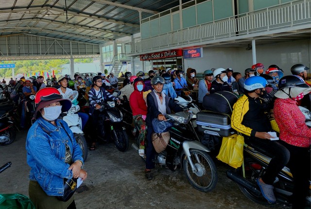 Hơn 700 khách kẹt trên đảo Nam Du, hàng ngàn khách đã rời Phú Quốc - Ảnh 1.