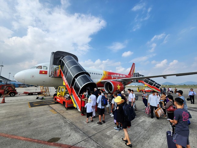 Giá vé máy bay tăng trở lại - Ảnh 1.