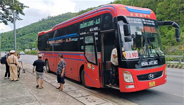 Vợ chồng trẻ bị lừa, ôm con nhỏ đi bộ từ Bình Dương về Tuyên Quang thì gặp CSGT - Ảnh 2.