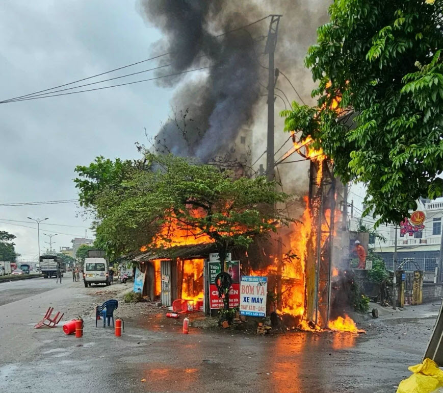 Vĩnh Phúc: Cháy ngùn ngụt tại 1 cửa hàng giữa lúc trời mưa, lửa lan sang cổng chào bên cạnh- Ảnh 1.