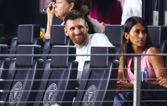 Heartbreaking: Messi was unsteady on his feet after Copa America 2024, but still endured the pain and went to the stadium with his wife and children to cheer for his team - Photo 4.